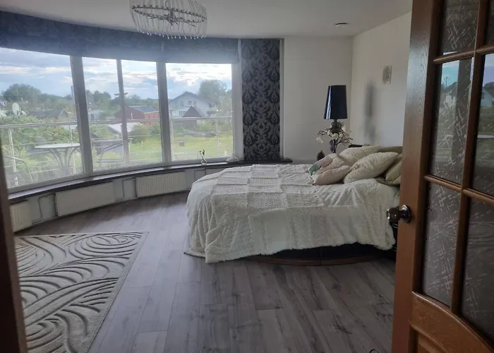 Semesterbostad Serene 4-bedroom House In Historic Rga